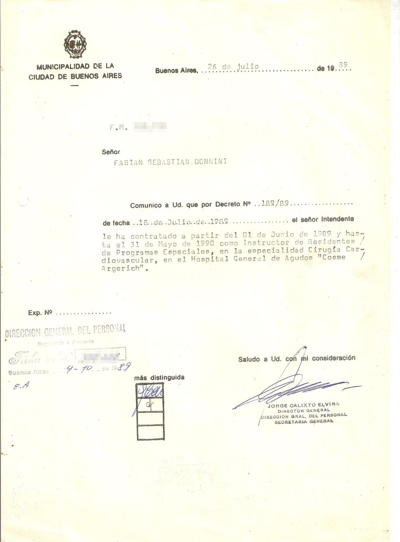 Nota de la Municipalidad de la Ciudad de Buenos Aires del 26 de julio de 1989 que comunica a Fabián Sebastián Donnini su contratación como Instructor de Residentes de Programas Especiales en Cirugía Cardiovascular del Hospital General de Agudos Cosme Argerich, del 1 de junio de 1989 al 31 de mayo de 1990, por Decreto 189/89.