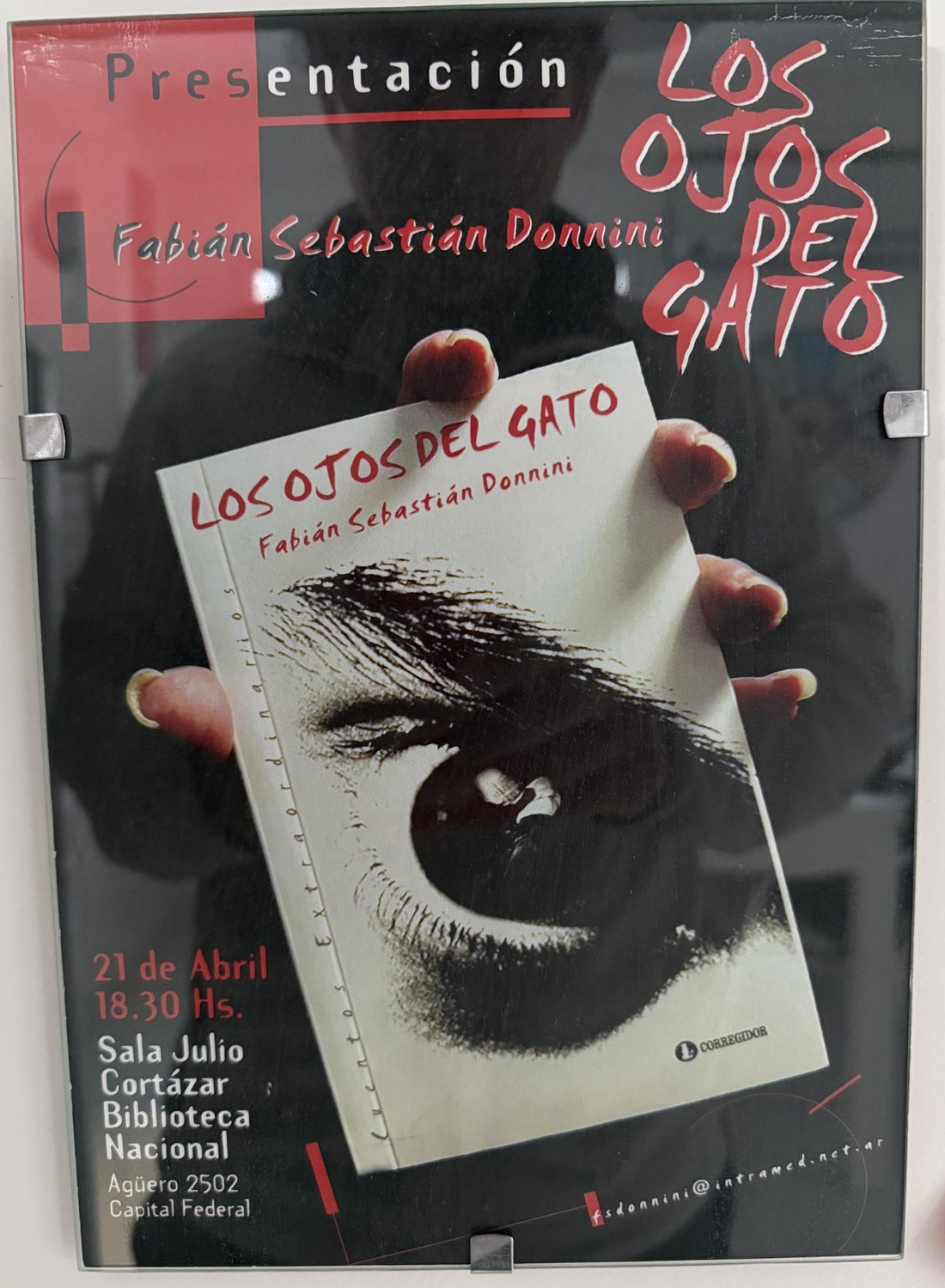 Afiche de la presentación de Los ojos del gato de Fabián Sebastián Donnini, el 21 de abril a las 18.30 en la Sala Julio Cortázar de la Biblioteca Nacional, Agüero 2502, Capital Federal.