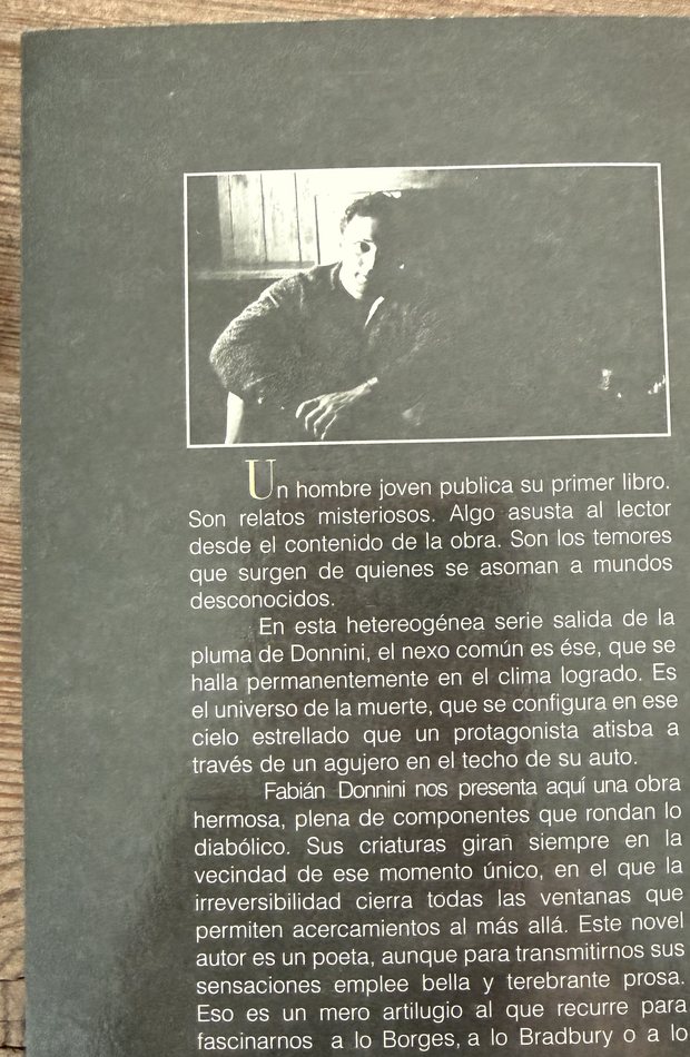 Contratapa de la primera edición de La partida de Alan Moral, con retrato del autor y texto de Camilo A. Giani.