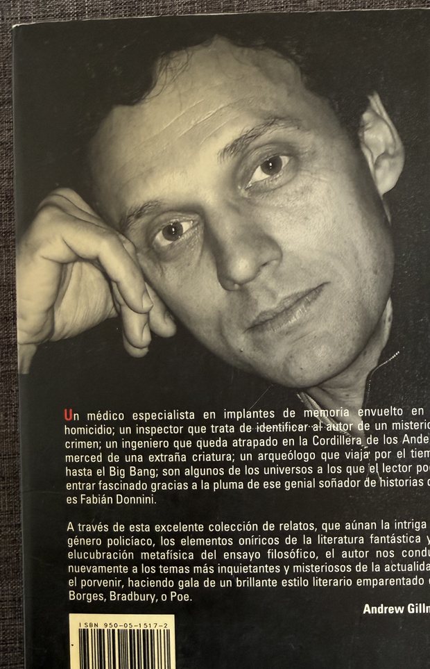 Contratapa de Los ojos del gato, con retrato del autor, texto de Andrew Gillman y código de barras ISBN 950-05-1517-2.