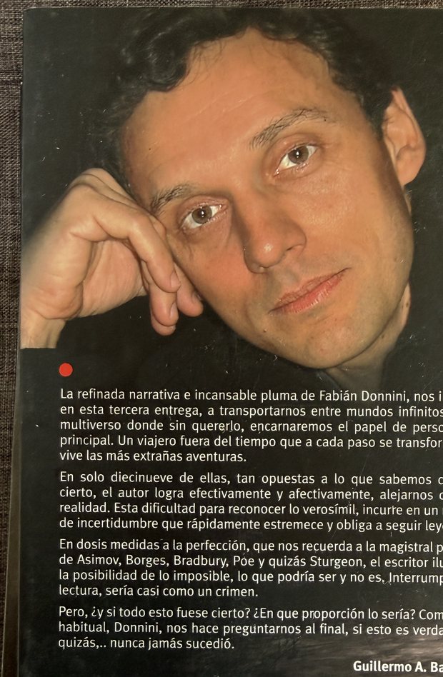 Contratapa de Nunca. Jamás. Sucedió., con retrato del autor, texto de Guillermo A. Bautis y código de barras ISBN 978-987-87-2856-8.