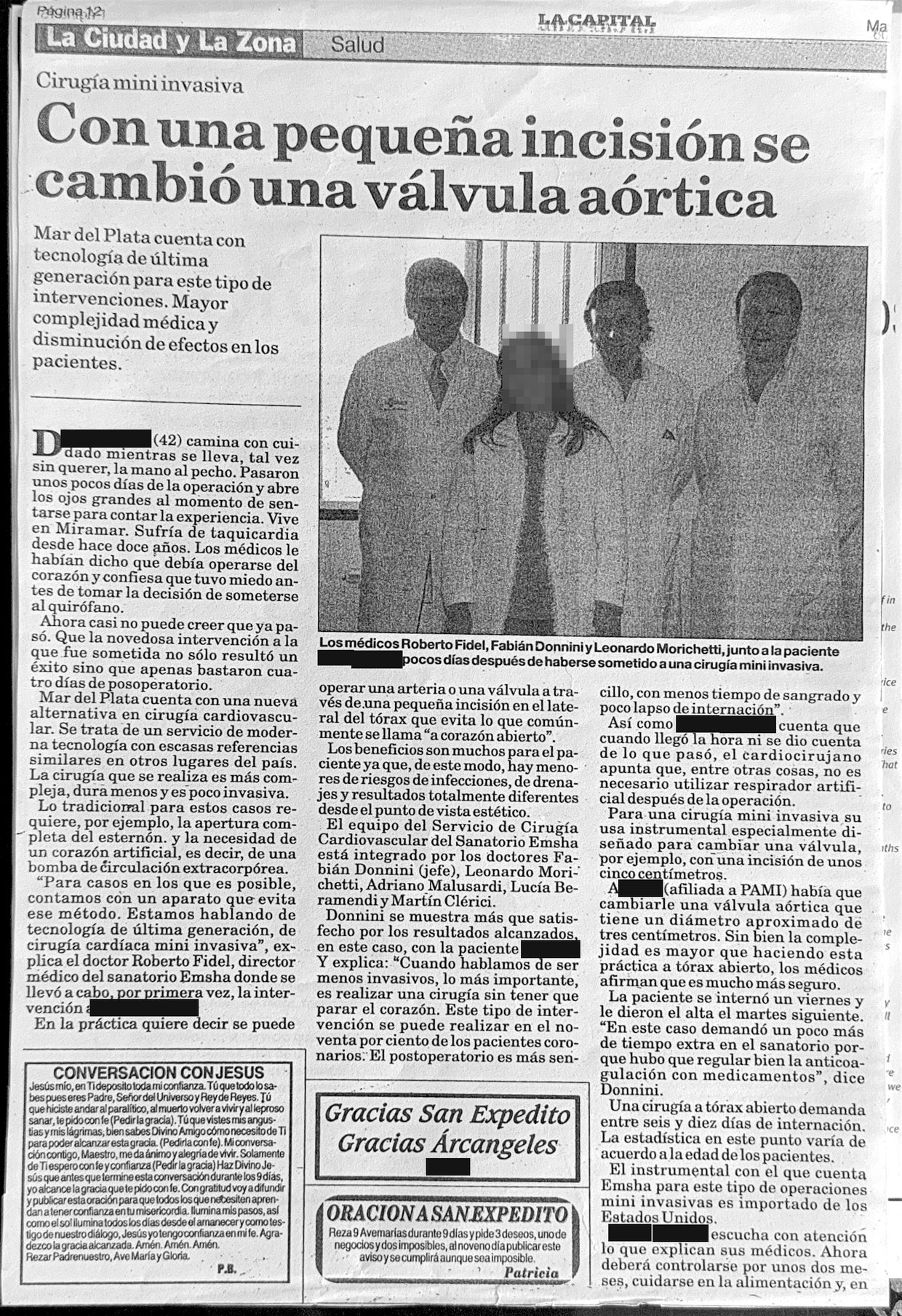 Página 12 del diario La Capital de Mar del Plata, del 14 de mayo de 2008, sección La Ciudad y La Zona / Salud, con la nota «Con una pequeña incisión se cambió una válvula aórtica». En la fotografía, los médicos Roberto Fidel, Fabián Donnini y Leonardo Morichetti junto a la paciente.
